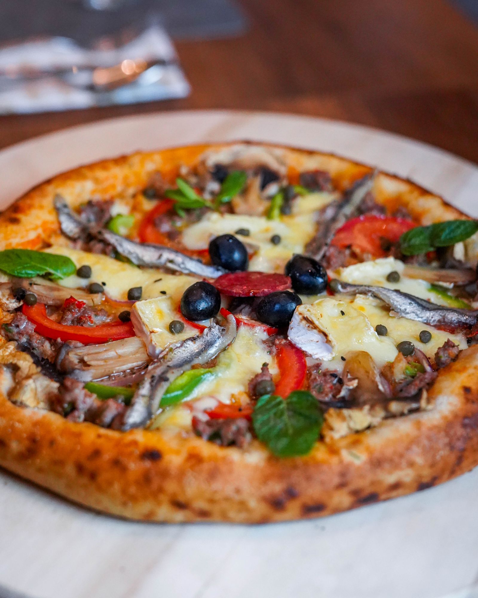 {"fr":"iced pizza on a white plate with a silver fork next to it — restauration","en":"iced pizza on a white plate with a silver fork next to it — restauration","ar":"iced pizza on a white plate with a silver fork next to it — restauration"}